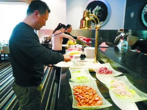 在一家飯店內(nèi)，原本是輔助業(yè)務(wù)的小火鍋則成了現(xiàn)在飯店的重要業(yè)務(wù)。